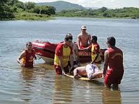 SOLONÓPOLES: HILUX CAI EM AÇUDE E DEIXA O SALDO NEGATIVO DE CINCO MORTOS.